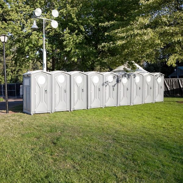 are there options for restrooms with air conditioning or heating for outdoor events